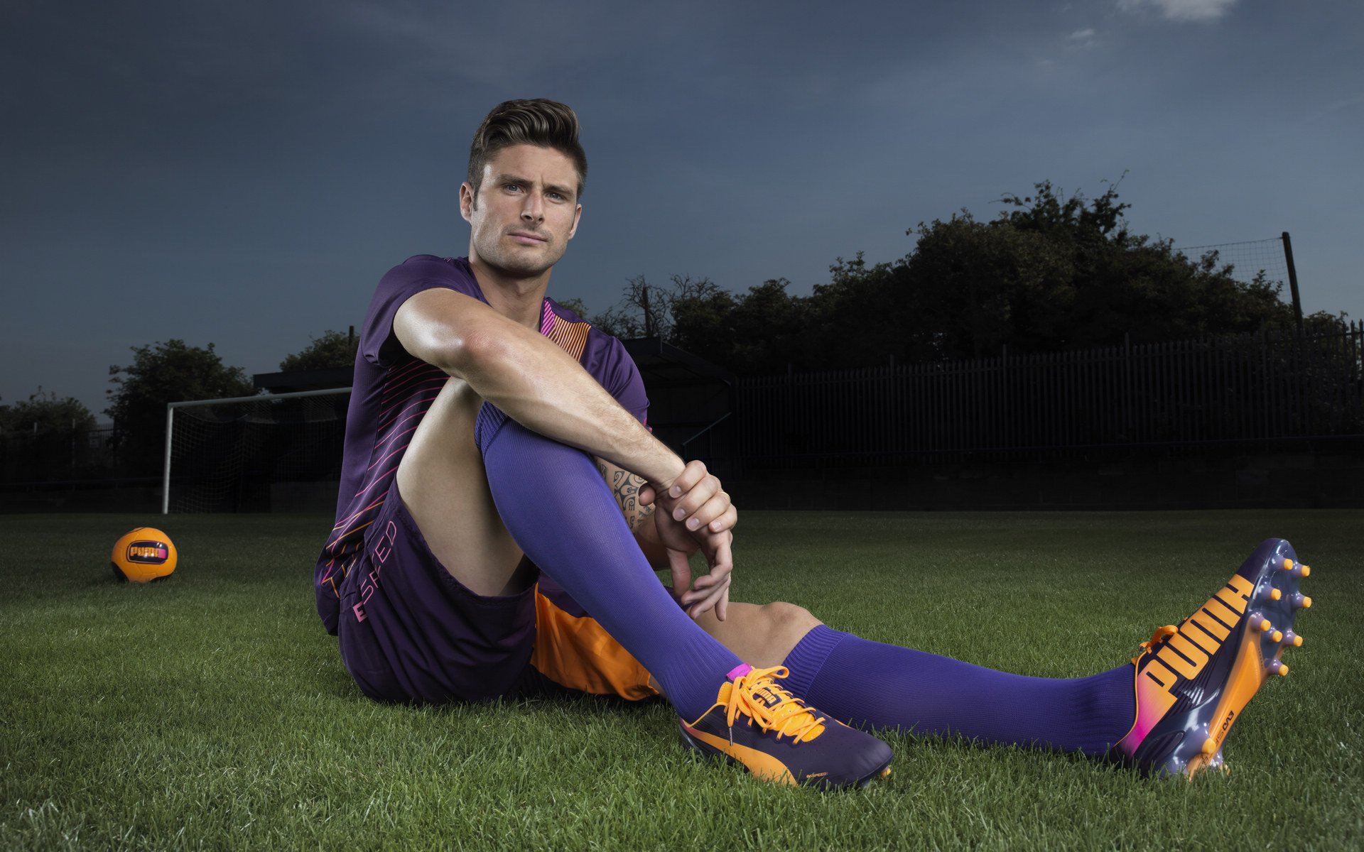 米兰体育app官方下载-“飞盘：三叉湖田径场上的空中激情与极限对抗”