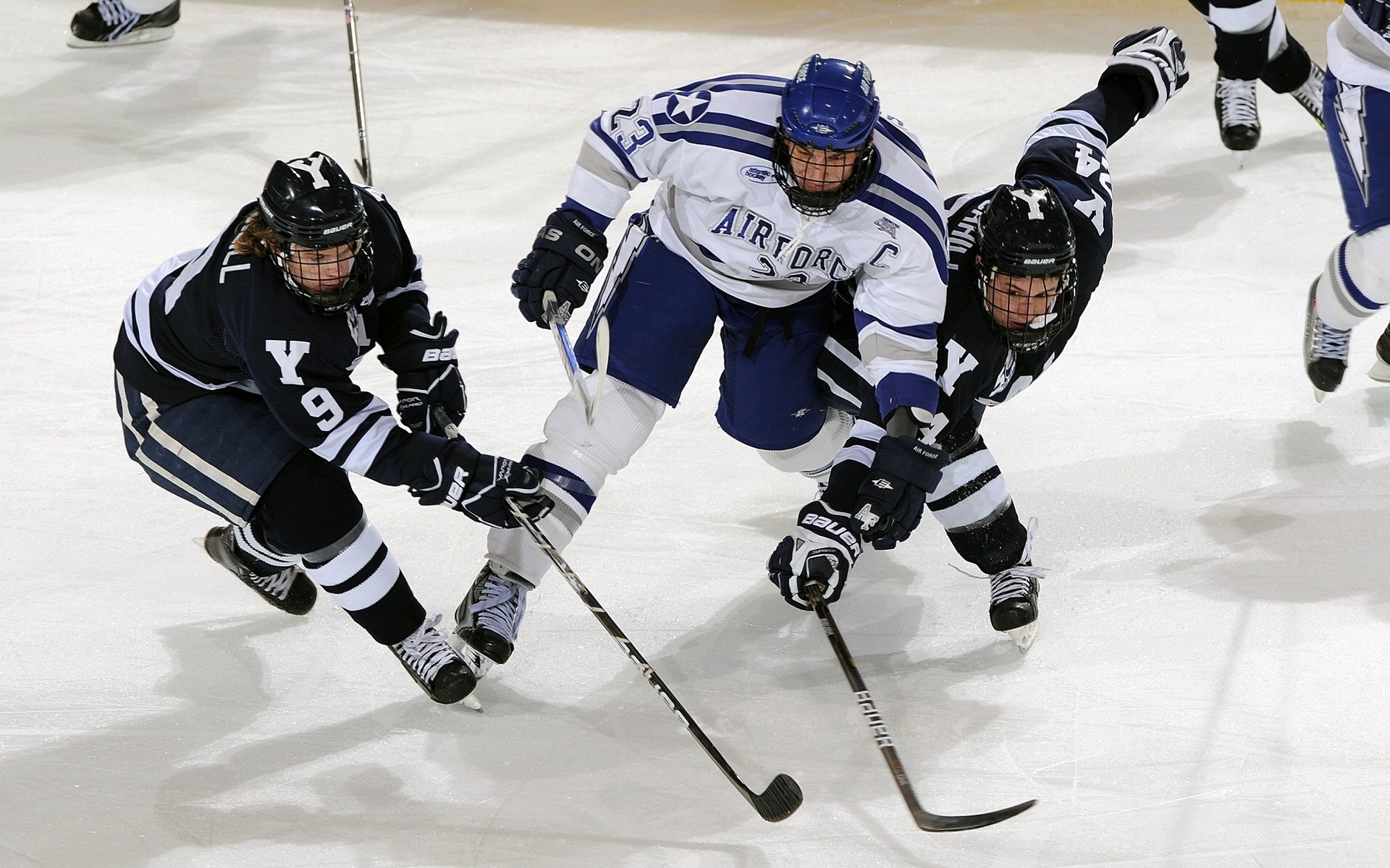 网球阳光少年杯 白天室外硬地赛考验体力与耐热